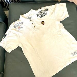 Men’s polo with emblem on the back